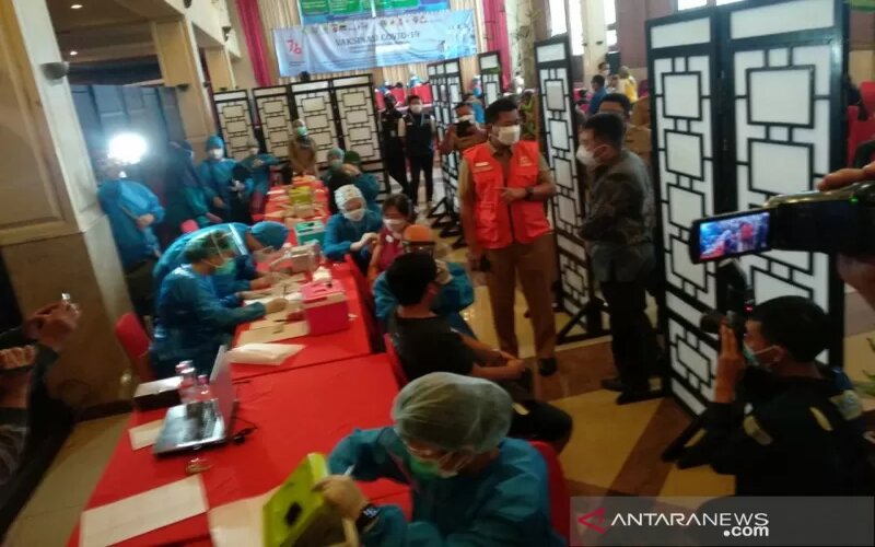 Pekerja hiburan malam di Bandung ikuti vaksinasi Covid-19. - Antara/Bagus Ahmad Rizaldi.