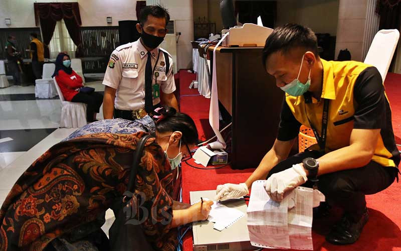 Petugas melayani nasabah di Kantor Pusat Pegadaian, Jakarta, Senin (20/4/2020). Bisnis - Eusebio Chrysnamurti
