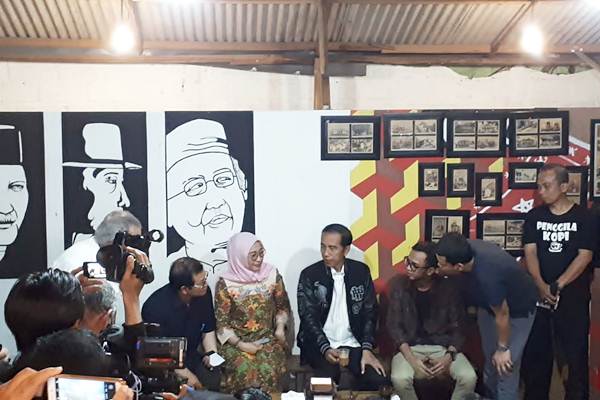 Presiden Joko Widodo (tengah) berbincang dengan sejumlah pelaku ekonomi kreatif di Angkringanku, Tulungagung, Jawa Timur, Kamis (3/1/2019). - Bisnis/Amanda Kusumawardhani