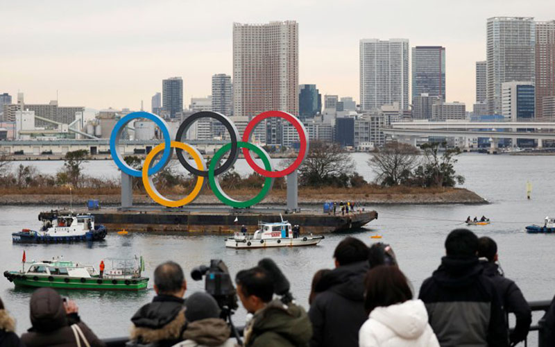 Cincin Olimpiade raksasa dipasang di area tepi laut di Tokyo, Jepang, dengan Jembatan Pelangi sebagai latar belakang./Antara - Reuters