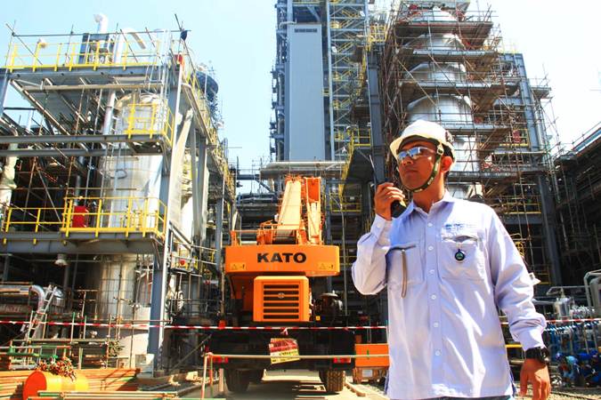 Ilustrasi pekerja beraktivitas di proyek pembangunan pabrik Polyethylene (PE) baru berkapasitas 400.000 ton per tahun di kompleks petrokimia terpadu PT Chandra Asri Petrochemical Tbk (CAP), Cilegon, Banten, Selasa, (18/6/2019). - Bisnis/Triawanda Tirta Aditya