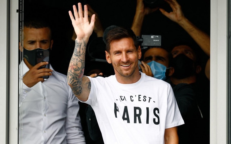 Superstar sepak bola Argentina Lionel Messi melambaikan tangan kepada para pendukung begitu mendarat di Bandara Le Bourget, Paris, 10 Agustus 2021, untuk menuntaskan kontrak bermain dengan Paris Saint-Germain./Antara - AFP/Sameer Al/Doumy