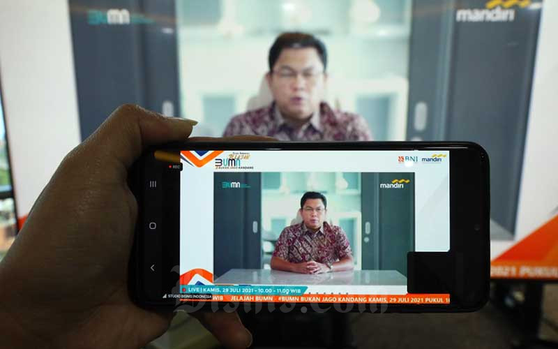Tampilan layar menampilkan Direktur Utama Bank Mandiri Darmawan Junaidi memberikan sambutan saat Pelepasan Jelajah BUMN 2021 BUKANJAGOKANDANG di Jakarta, Kamis (29/7/2021). Bisnis - Eusebio Chrysnamurti
