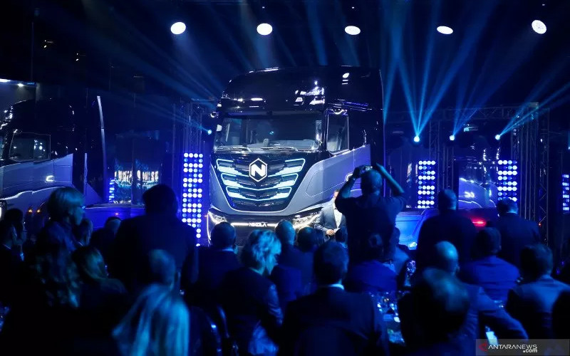 Unit truk pembuat kendaraan industri Italia-Amerika CNH, Iveco, menghadirkan truk baterai sel bahan bakar penuh listrik dan hidrogen baru dalam kemitraan dengan Nikola A.S., dalam acara di Turin, Italia, 2 Desember 2019.  - REUTERS
