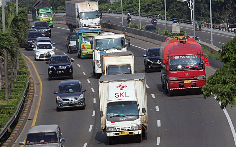 Truk logistik melewati jalan tol di Tb Simatupang, Jakarta, Rabu (28/4/2021).  - Bisnis.com