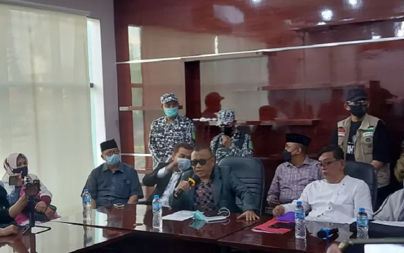 Tim kiasa hukum Rizieq Shihab menggelar jumpa pers terkait penetapan penahanan kembali kliennya oleh Pengadilan Tinggi DKI Jakarta di Matraman, Jakarta, Kamis (11/8/2021). - Antara