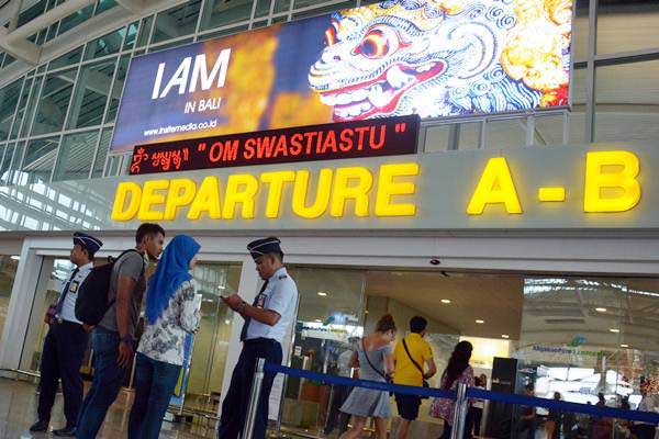 Petugas memeriksa tiket penumpang di Bandara Internasional Ngurah Rai, Bali, Rabu (29/11). - ANTARA/Wira Suryantala