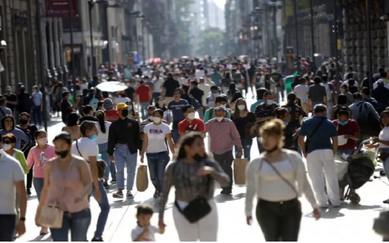 Orang-orang berjalan di dekat Zocalo Square, saat wabah Virus Corona (Covid-19) berlanjut, di Mexico City, Meksiko, Sabtu (24/7/2021). - Antara/Reuters\r\n