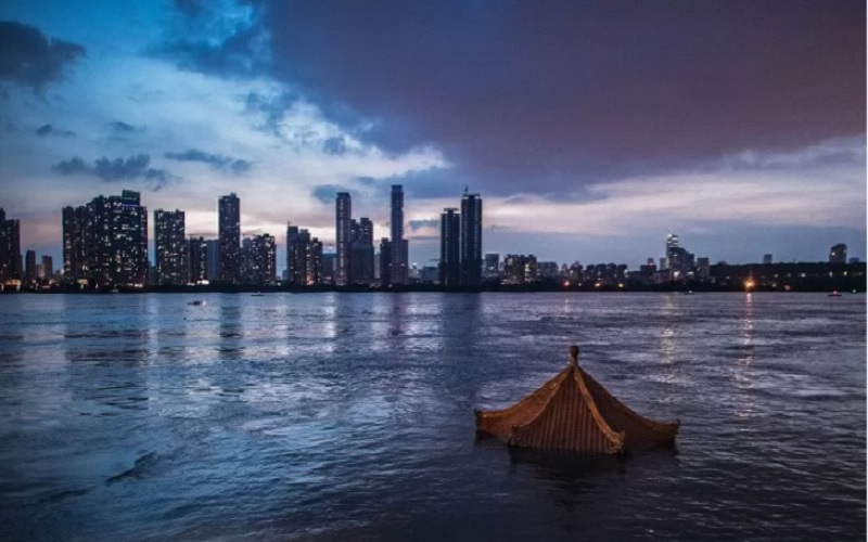 Paviliun terendam akibat meningkatnya ketinggian air di Sungai Yangtze di Wuhan, Provinsi Hubei, China tengah, Senin (13/7/2020). - Antara/Xinhua