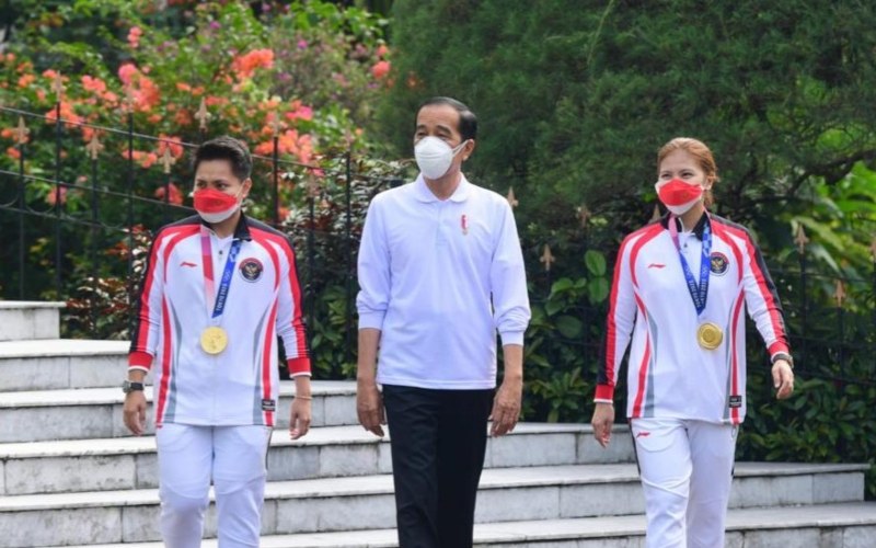 Presiden Joko Widodo (tengah) dan peraih medali emas Olimpiade Tokyo dari cabang Bulutangkis ganda putri Apriani Rahayu (dari kiri) dan Greysia Polii di Istana Kepresidenan di Bogor, Jumat (13/8/2021) - Twitter/@fadjroeL
