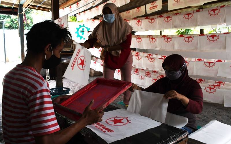 Pekerja membuat tas berbahan kain di tempat Usaha Mikro Kecil Menengah (UMKM) di Kota Madiun, Jawa Timur, Sabtu (31/7/2021).ANTARA FOTO - Siswowidodo