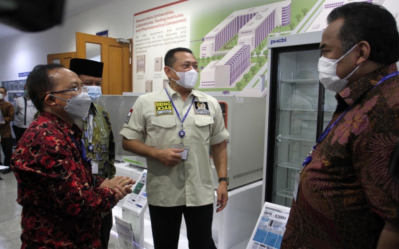 KetuaMPR RI Bambang Soesatyo bersama Wakil Ketua DPR RI Rachmat Gobel sedang berbincang di depan sejumlah alat kesehatan produksi PHC Indonesia. - 