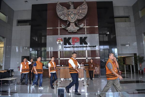 Sejumlah tersangka dari berbagai kasus meninggalkan gedung KPK untuk ibadah salat Jumat disela pemeriksaannya di Jakarta, Jumat (14/9). - Antara