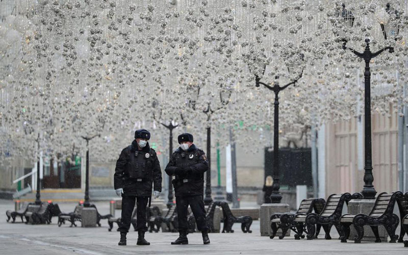 Ilustrasi - Petugas penegak hukum di Moskwa, Rusia, pada 30 Maret 2020 mengenakan masker pelindung berjaga di jalan, setelah pemerintah kota mengumumkan lockdown sebagian dan memerintahkan penduduk tetap di rumah untuk mencegah penyebaran virus corona COVID-19./Antara - Reuters