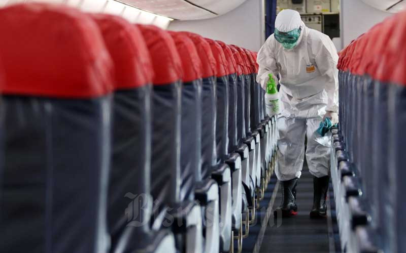 Petugas melakukan penyemprotan cairan disinfektan saat proses sterilisasi pada pesawat Lion Air Boeing 737-800 di Bandara Soekarno-Hatta, Tangerang, Banten, Selasa (17/3/2020). Bisnis - Eusebio Chrysnamurti