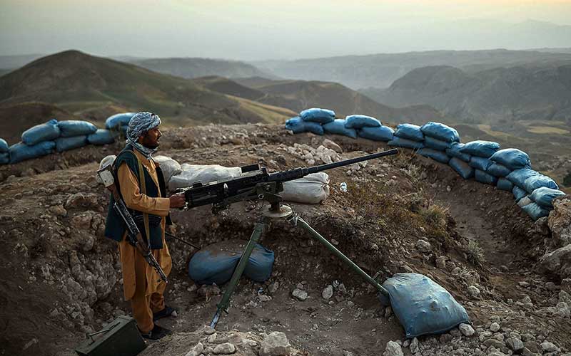 Pejuang milisi Afghanistan berjaga-jaga di sebuah pos terdepan melawan gerilyawan Taliban di distrik Charkint di Provinsi Balkh, Afghanistan. Bloomberg/AFP/Getty Images - Farshad Usyan