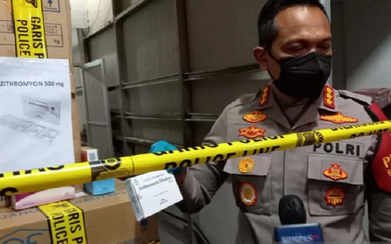 Kepala Kepolisian Resor (Kapolres) Metro Jakarta Barat Komisaris Besar Polisi Ady Wibowo menunjuk ke arah dus obat Covid-19 yang disimpan dalam ruko di kawasan Komplek Pergudangan Kalideres, Jakarta Barat, Senin (12/7/2021). - Antara\r\n\r\n