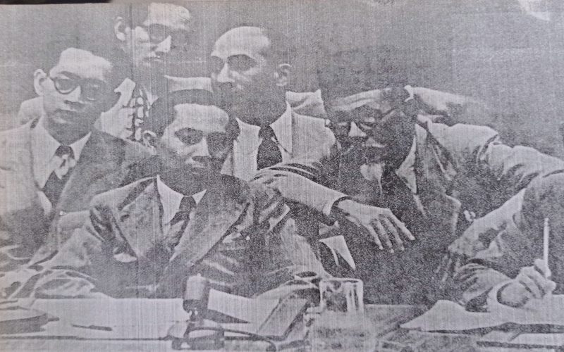 Sutan Syahrir (tengah) dan Haji Agus Salim (kanan) dalam sidang Dewan Keamanan PBB pada bulan Agustus 1947. Di belakang mereka tampak Soemitro Djojohadikoesoemo dan Sudjatmoko. Sumber: Buku 30 Tahun Indonesia Merdeka
