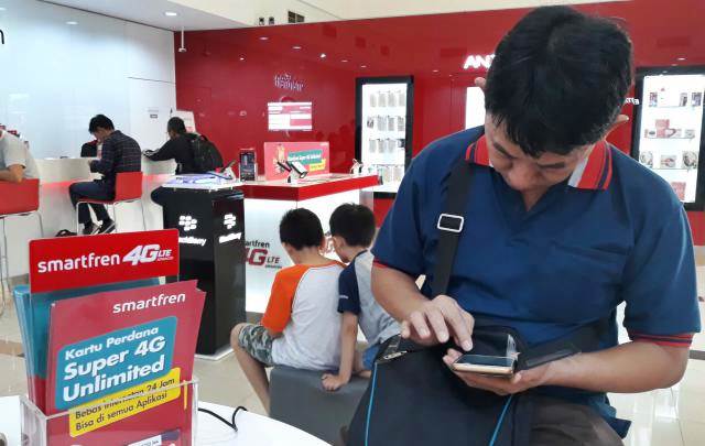Pelanggan menunggu pelayanan di gerai Smartfren, Serpong, Tangerang Selatan, Sabtu (5/1/2019). - Bisnis/Endang Muchtar