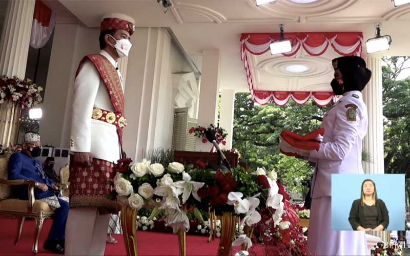 Presiden Joko Widodo memberikan bendera Sang Saka Merah Putih kepada Petugas Paskibraka saat Upacara Peringatan Detik-Detik Proklamasi Kemerdekaan Republik Indonesia di Jakarta, Selasa (17/8/2021). Youtube - BPMI