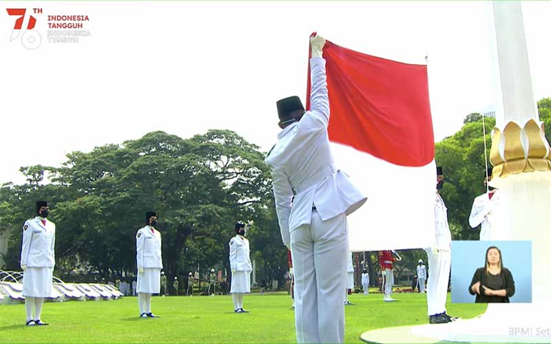 Petugas Paskirbraka mengibarkan bendera Sang Saka Merah Putih saat Upacara Peringatan Detik-Detik Proklamasi Kemerdekaan Republik Indonesia di Jakarta, Selasa (17/8/2021). Youtube - BPMI