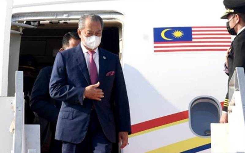 Perdana Menteri Malaysia, Muhyiddin Yassin (kiri) saat tiba di Bandara Internasional Soekarno-Hatta, Tangerang, Provinsi Banten, Sabtu, (24/4/2021)./Antara - Biro Pers Sekretariat Presiden/Rusman
