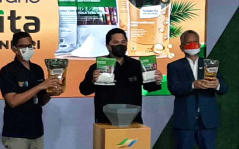 Direktur Utama Holding Perkebunan Nusantara PTPN III (Persero) Mohammad Abdul Ghani (kanan) serta Menteri BUMN Erick Tohir (tengah) secara simbolis meluncurkan Produk Ritel Brand Nasional 