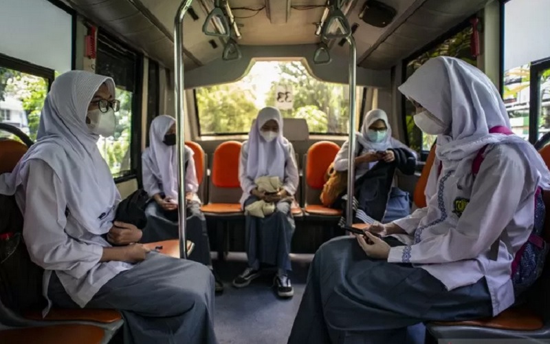 Pelajar SMKN 15 Jakarta menaiki Bus Sekolah Gratis seusai mengikuti uji coba pembelajaran tatap muka di SMKN 15 Jakarta, Kebayoran Baru, Jakarta Selatan, Jumat (9/4/2021). - Antara\r\n\r\n