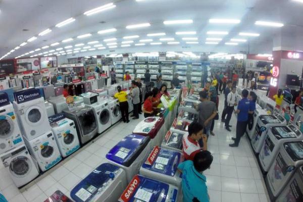 Pengunjung melihat barang elektronik disalah satu toko elektronik di Makassar (Bisnis - Paulus Tandi Bone)