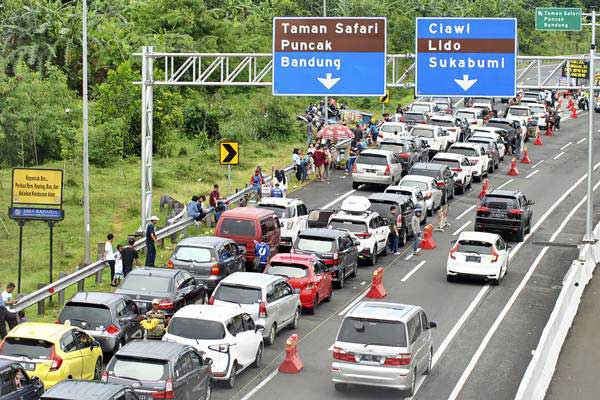 Antrean kendaraan memadati pintu keluar gerbang tol Ciawi menuju jalur Puncak, Kabupaten Bogor, Jawa Barat, Selasa (25/12/2018). - ANTARA/Arif Firmansyah