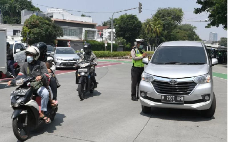 Ilustrasi petugas Kepolisian melarang pengendara mobil berplat nomor ganjil memasuki Jalan Sudirman di kawasan Bundaran Senayan, Jakarta, Kamis (12/8/2021). - Antara