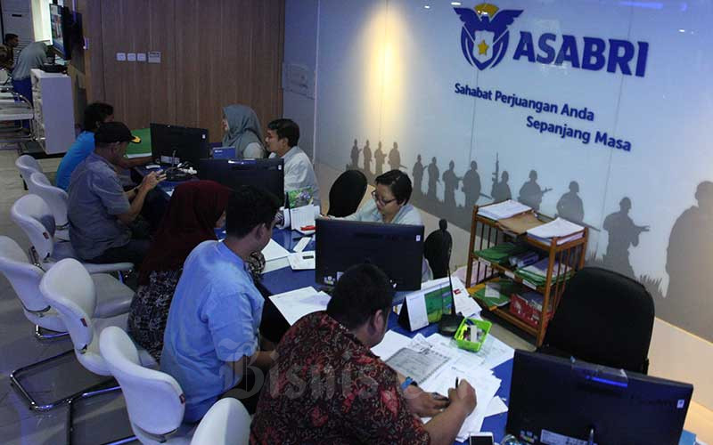 Karyawan melayani nasabah di salah satu kantor cabang milik PT Asuransi Sosial Angkatan Bersenjata Republik Indonesia (Asabri) di Jakarta, Kamis (10/10). Bisnis - Dedi Gunawan