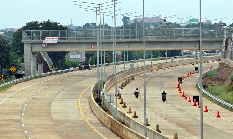 Pekerja menyelesaikan pembangunan jalan tol Serpong-Cinere di Ciputat, Tangerang Selatan, Banten, Kamis (27/2/2020). Bisnis - Eusebio Chrysnamurti