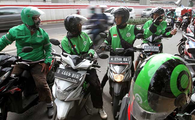 Sejumlah pengemudi ojek daring menunggu penumpang di Jakarta, Rabu (12/2/2020). Bisnis - Arief Hermawan P