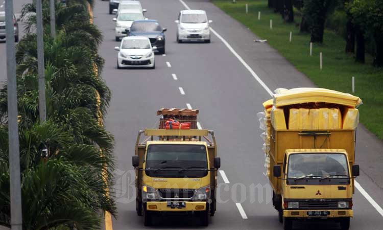 Kendaraan melintas di Jalan Tol Seksi Empat (JTSE) Makassar, Sulawesi Selatan, Rabu (26/2/2020). Bisnis - Paulus Tandi Bone