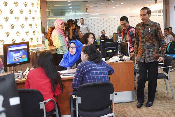 Presiden Joko Widodo (kanan) meninjau layanan konsultasi Online Single Submission (OSS) BKPM di PTSP BKPM Jakarta, Senin (14/1/2019). - ANTARA/Wahyu Putro 