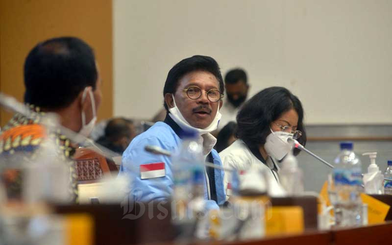 Menteri Komunikasi dan Informatika (Menkominfo) Johnny G. Plate menghadiri rapat kerja dengan Komisi I DPR di Jakarta, Senin (22/6/2020). Bisnis - Dedi Gunawan