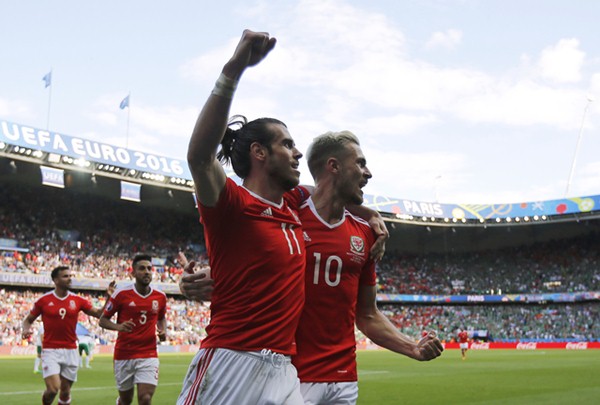 Gareth Bale (kiri) dan Aaron Ramsey - Reuters