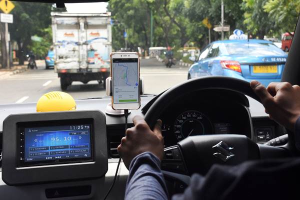 Pengemudi taksi daring mengantarkan penumpang di kawasan Lenteng Agung, Jakarta, Kamis (15/11/2018). - ANTARA/Indrianto Eko Suwarso
