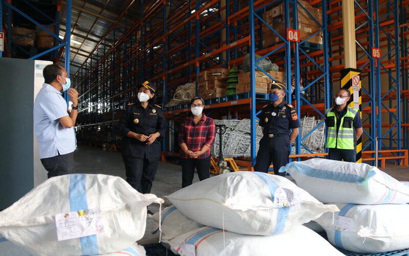 Kepala Kantor Bea Cukai Ngurah Rai Kusuma Santi kedua kiri berbincang dengan eksportir kakao di area kargo Bandara I Gusti Ngurah Rai, pada Kamis (26/8/2021). - Istimewa