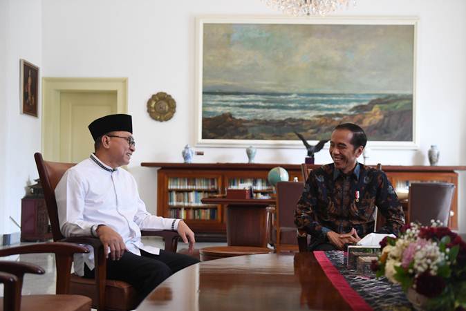 Presiden Joko Widodo (kanan) menerima kedatangan Ketua MPR yang juga Ketua Umum Partai Amanat Nasional (PAN) Zulkifli Hasan di Istana Bogor, Jawa Barat, Rabu (22/5/2019). - ANTARA/Akbar Nugroho Gumay