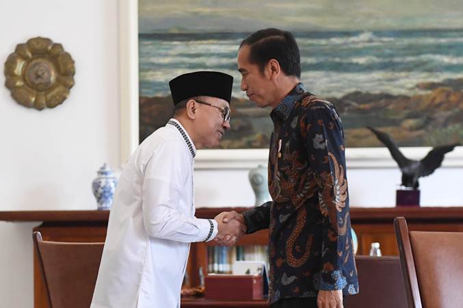 Presiden Joko Widodo (kanan) menerima kedatangan Ketua MPR yang juga Ketua Umum Partai Amanat Nasional (PAN) Zulkifli Hasan di Istana Bogor, Jawa Barat, Rabu (22/5/2019). ANTARA FOTO - Akbar Nugroho Gumay