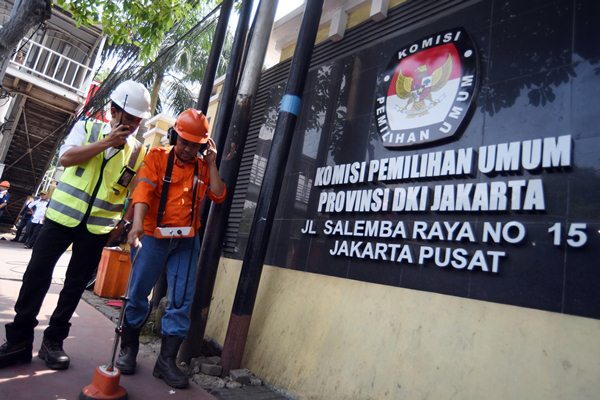 Petugas PLN mendeteksi kabel tegangan menengah bawah tanah di depan Kantor KPUD Jakarta, Jakarta, Senin (17/4). - Antara/Akbar Nugroho Gumay