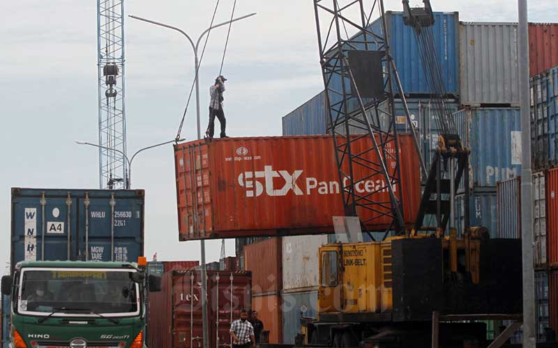 Pekerja melakukan aktivitas bongkar muat peti kemas di Pelabuhan Sunda Kelapa, Jakarta, Selasa (19/5/2020). - Bisnis/Himawan L Nugraha