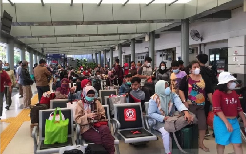 Calon penumpang menunggu di ruang tunggu Stasiun Pasar Senen, Jakarta Pusat, Selasa (18/5/2021). - Antara\r\n