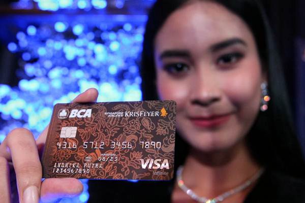 Model memperlihatkan Kartu Kredit BCA Singapore Airlines KrisFlyer Visa Infinite saat peluncurannya, di Jakarta, Senin (3/12/2018). - JIBI/Dedi Gunawan