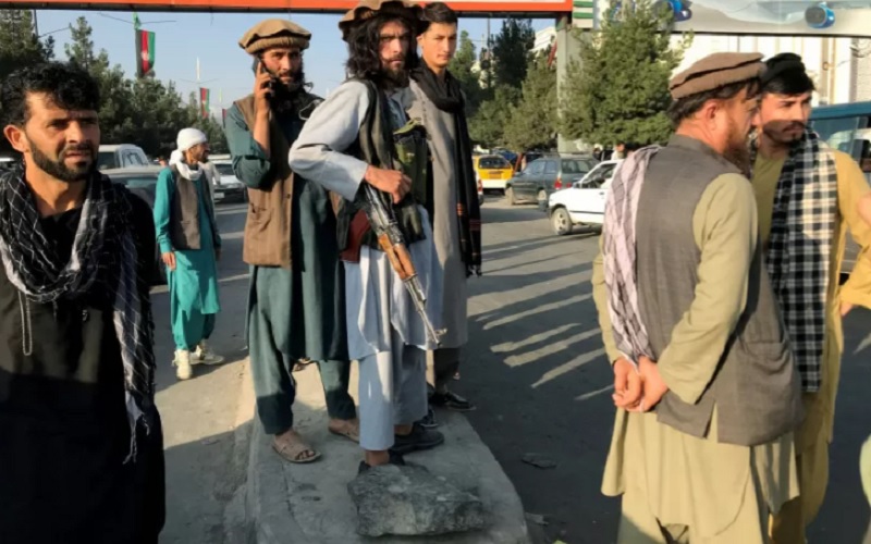 Para anggota Taliban berdiri di luar Bandara Internasional Hamid Karzai di Kabul, Afghanistan, pada 16 Agustus 2021. - Antara/Reuters