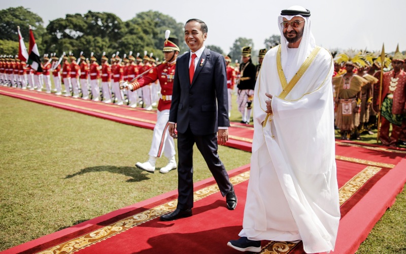 Presiden Joko Widodo berjalan bersama Putra Mahkota Uni Emirat Arab Syeikh Mohammad bin Zayed Al-Nahyan di Istana Bogor, Bogor, Jawa Barat, Rabu (24/7/2019). - Bloomberg