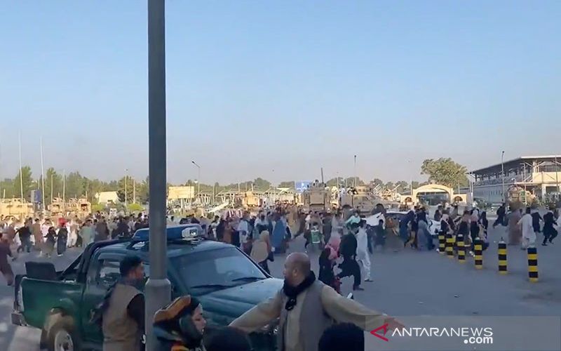 Orang-orang berlarian menuju Terminal Bandara Kabul, setelah gerilyawan Taliban menguasai istana presiden di Kabul, (16/8/2021), dalam gambar diam yang diambil dari video yang diperoleh dari media sosial. ANTARA/Jawad Sukhanyar/via REUTERS - pri.