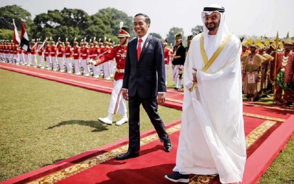 Foto: Presiden Joko Widodo berjalan bersama Putra Mahkota Uni Emirat Arab Syeikh Mohammad bin Zayed Al-Nahyan di Istana Bogor, Bogor, Jawa Barat, Rabu (24/7 - 2019). / Bloomberg